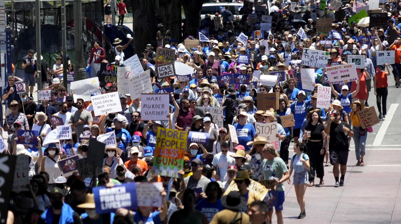 華盛頓、紐約、洛杉磯及芝加哥等城市在周末都有示威集會或遊行,促請國會通過加強槍械管制的法案。(AP)
