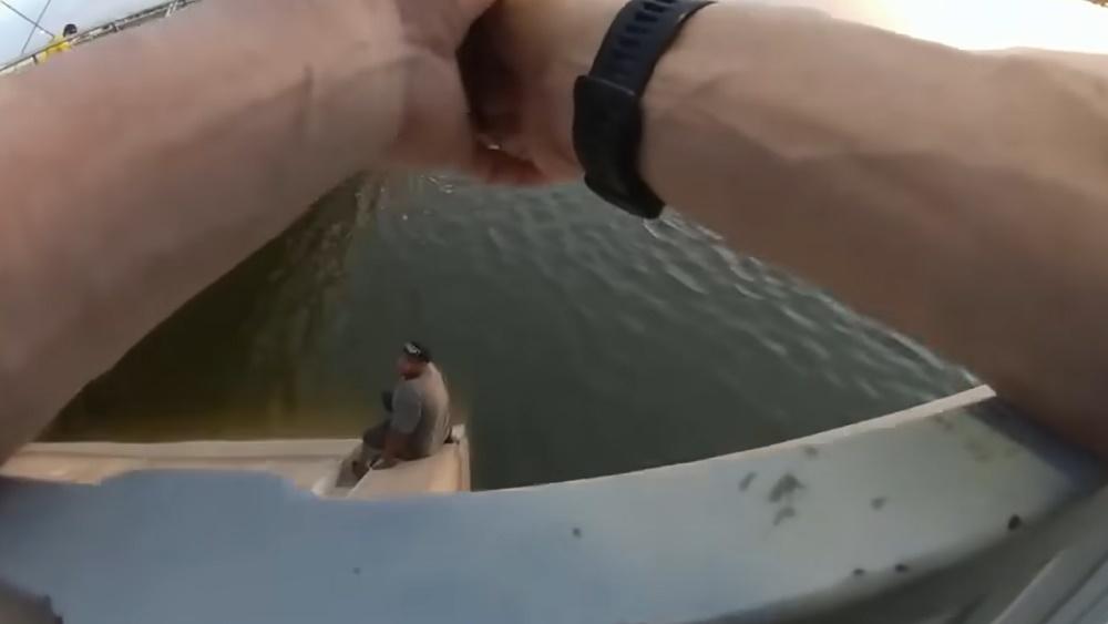 Sean Bickings突然爬過圍欄。(YouTube)