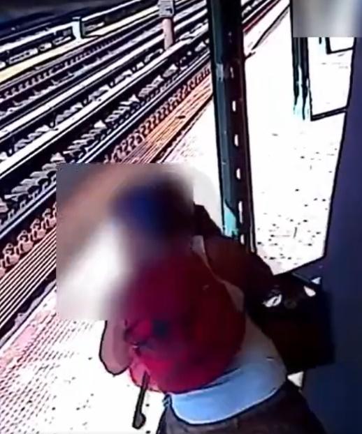 一名男子在地鐵月台上,將一名52歲女士大力推落路軌。(Twitter)