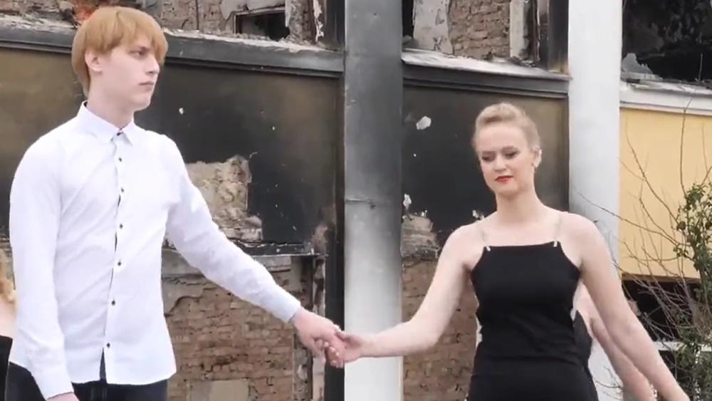 學生母校廢墟中跳起華爾茲。(Twitter)