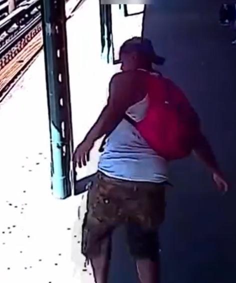 一名男子在地鐵月台上,將一名52歲女士大力推落路軌。(Twitter)