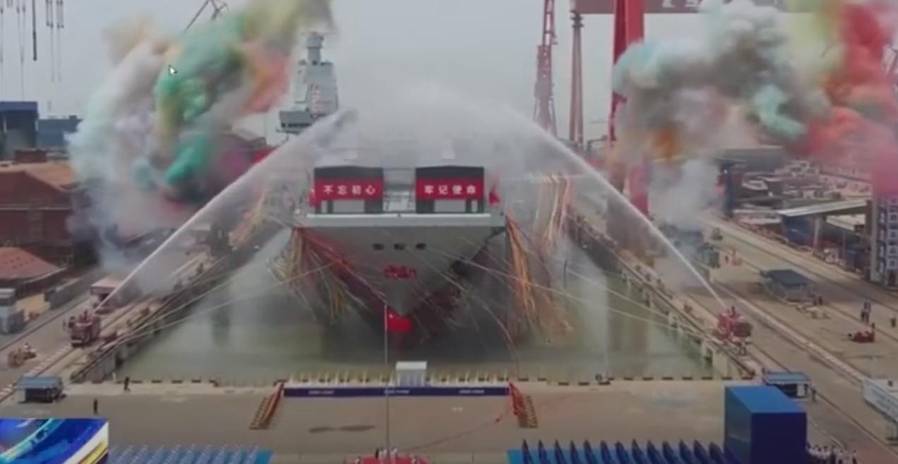 中國第三艘航母「福建艦」下水,部門為其舉行慶祝儀式。(央視截圖)