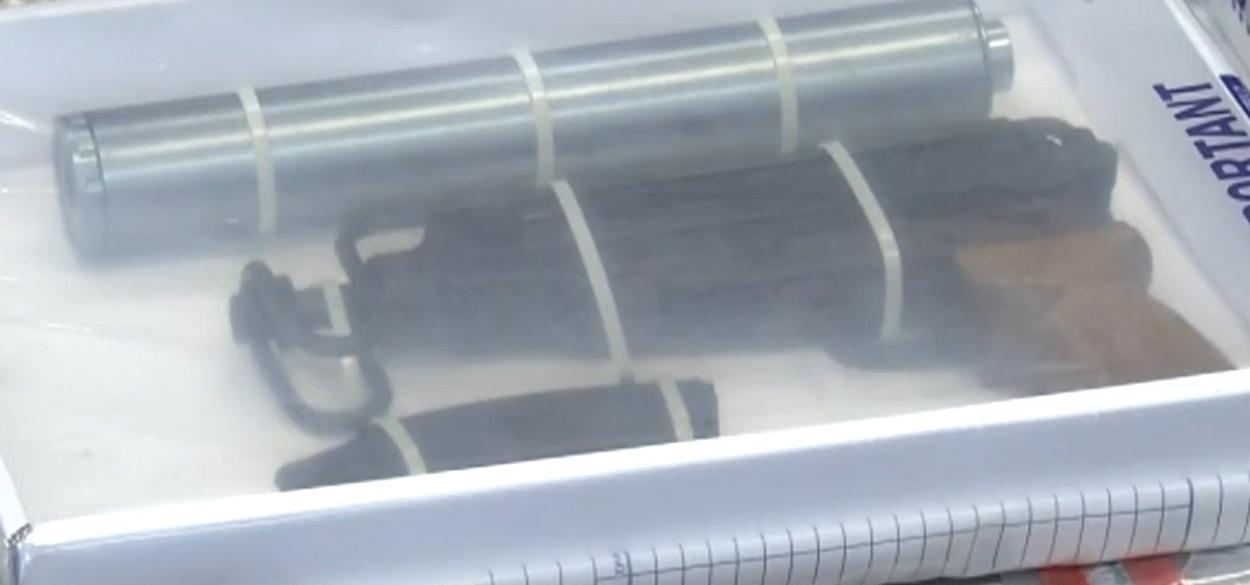 檢獲一支捷克製蠍式VZ61短式衝鋒槍。(電視截圖)