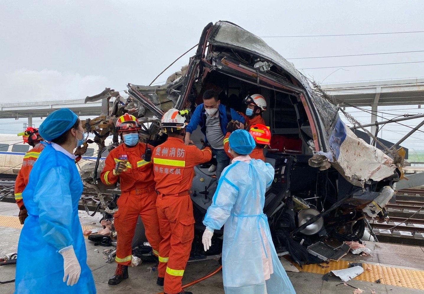 當地救援人員救出傷者。(貴州消防微博圖片)