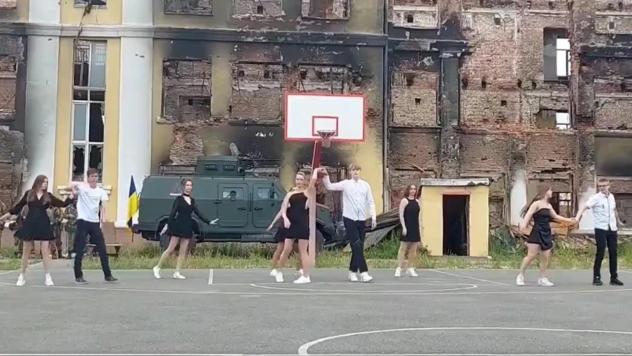 學生母校廢墟中跳起華爾茲。(Twitter)