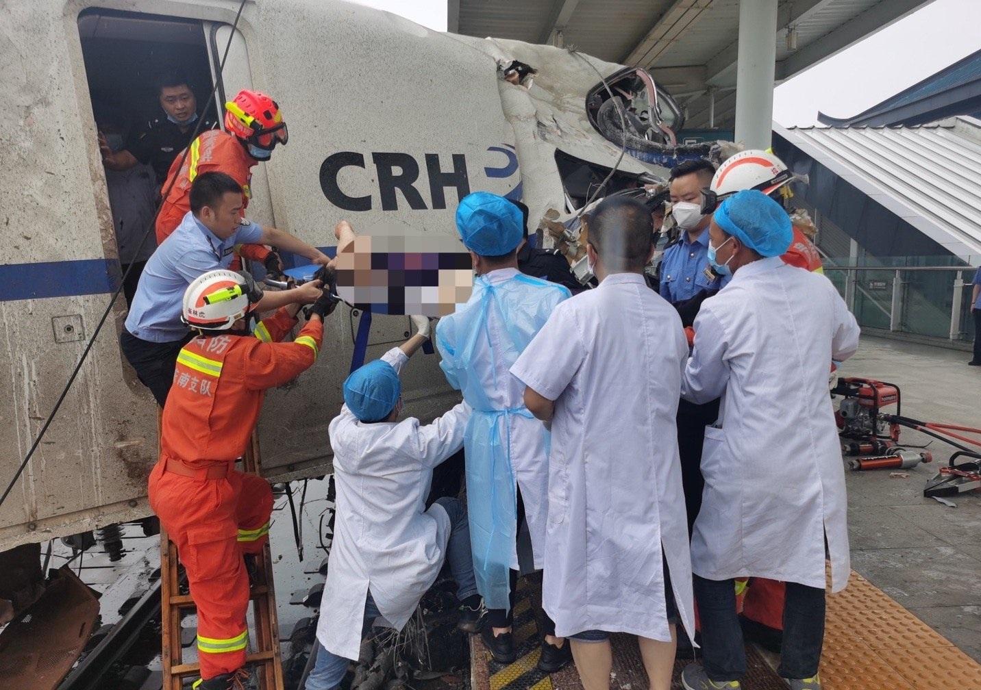 當地救援人員救出傷者。(貴州消防微博圖片)