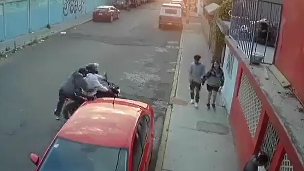 兩名駕電單車匪徒突然掩至。(Twitter)