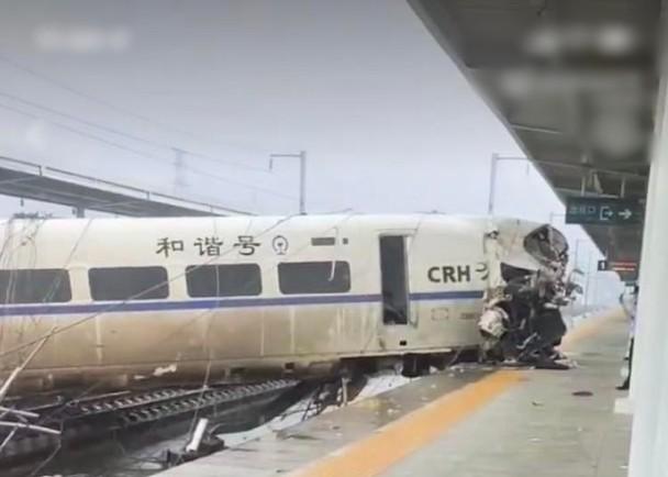 列車兩節車廂出軌嚴重損毀。(網上截圖)