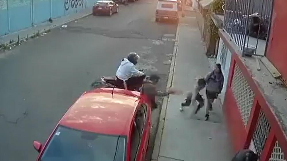 男友察覺異樣隨即閃身。(Twitter)