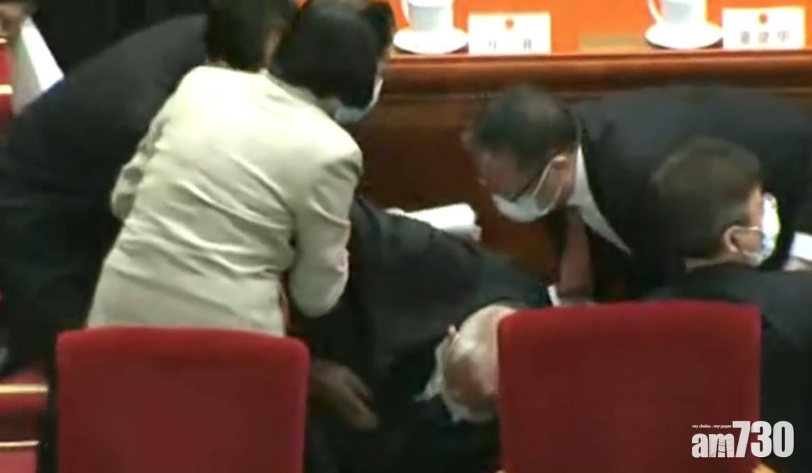 去年3月全國人大會議開幕禮中,董建華離場時被影到在台上跌倒,需要旁人上前扶起。(資料圖片)