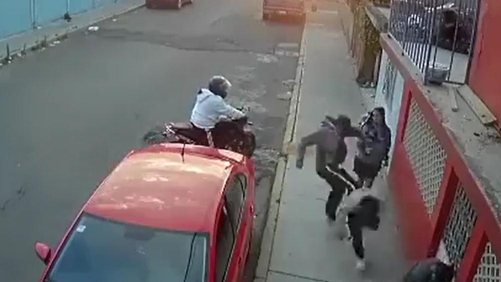 男友瞬間鬆開女友的手。(Twitter)