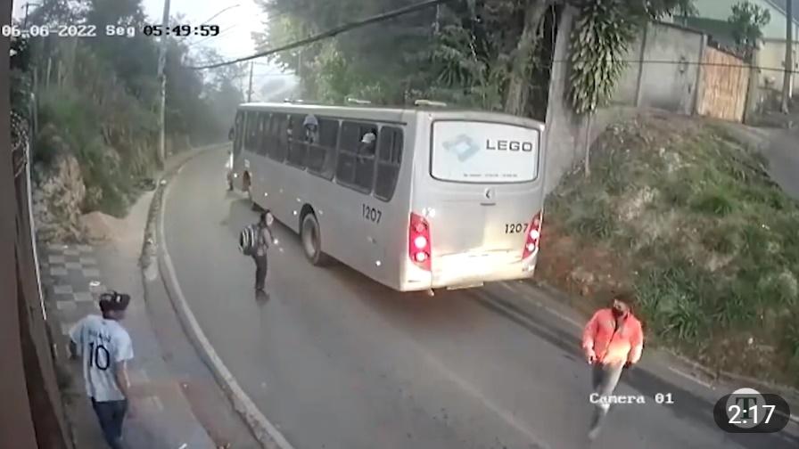 巴士大漢落車。(Telegram)