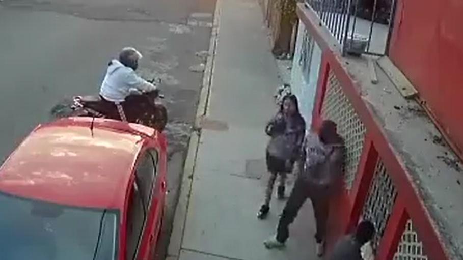 那時他身旁的女友還未反應過來。(Twitter)