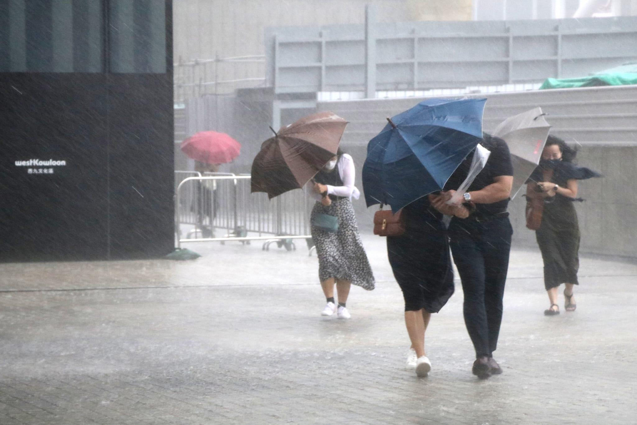 市民在大雨中步行。(林俊源攝)