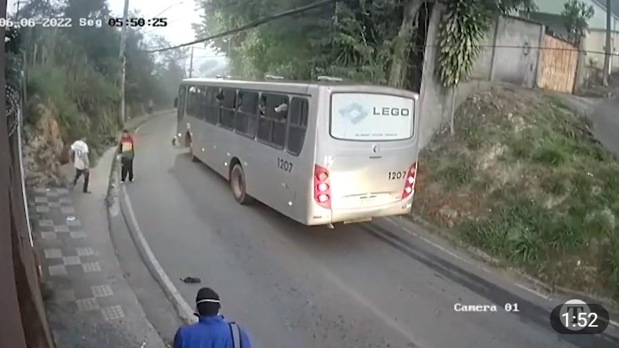 匪徒不忿上前大罵。(Telegram)