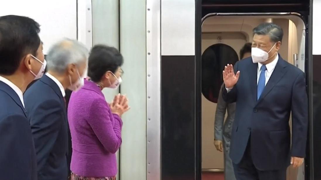 國家主席習近平下午乘專列抵港,特首林鄭月娥迎接。(直播截圖)
