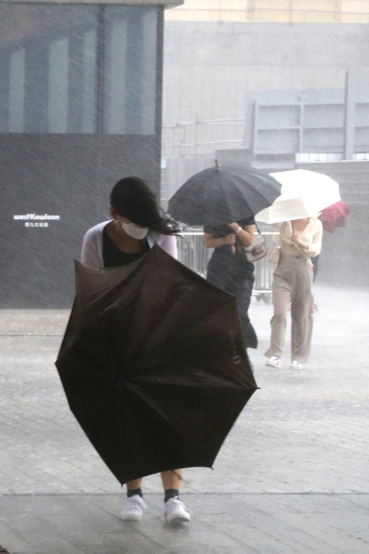 市民在大雨中步行。(林俊源攝)