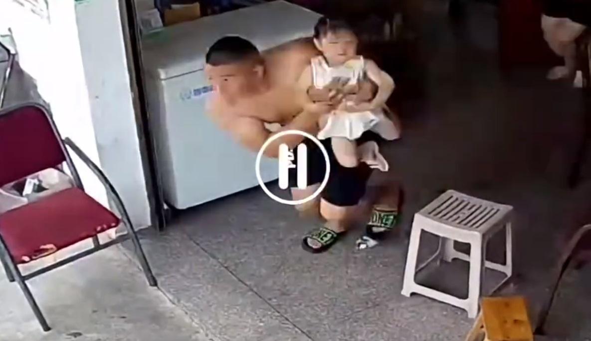 有父親在地震時第一時間衝進屋内抱出孩子。(微博截圖)