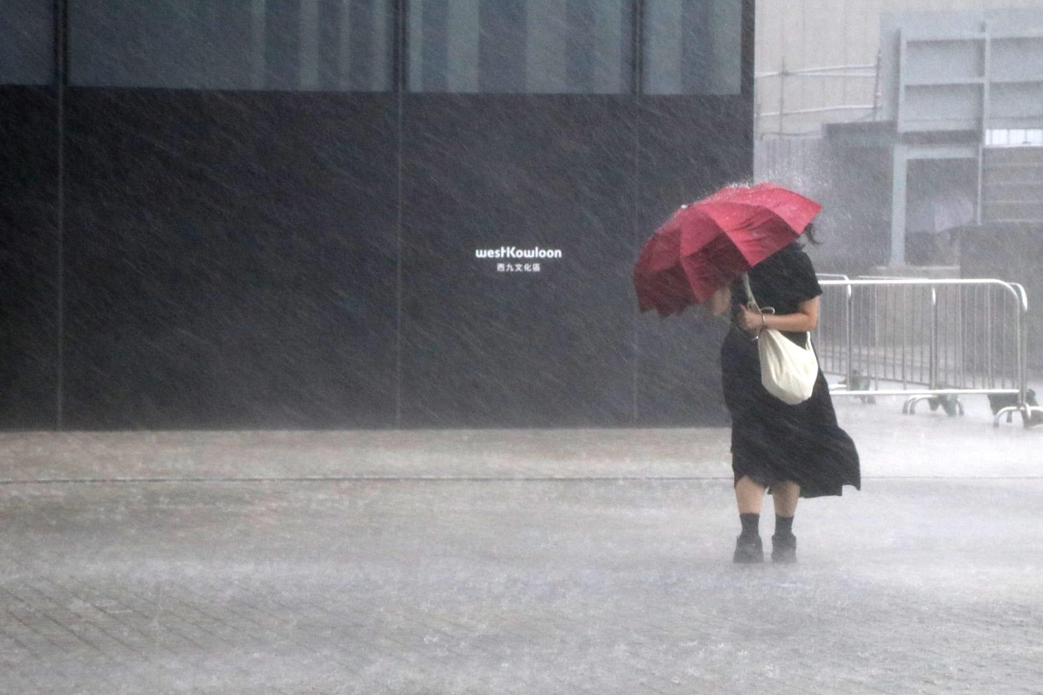 市民在大雨中步行。(林俊源攝)