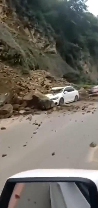 有車輛被跌落沙石擊中。(網上截圖)