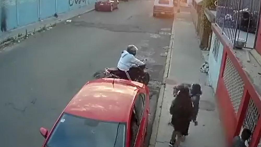 匪徒從她的衣袋掏出手機。(Twitter)