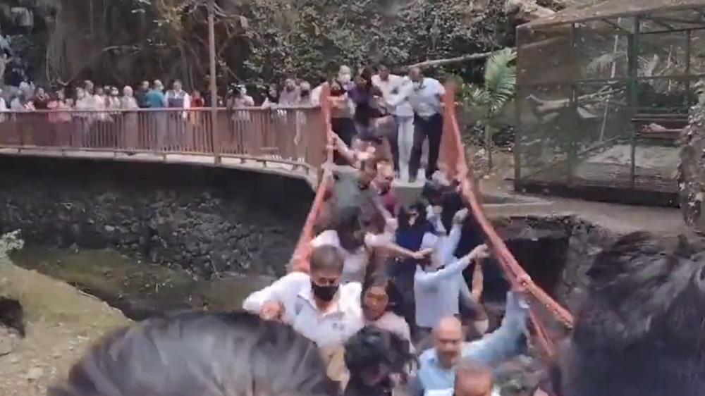 影片中可見一名男子在橋上跳了幾下,接著吊橋竟應聲斷裂。(Twitter)