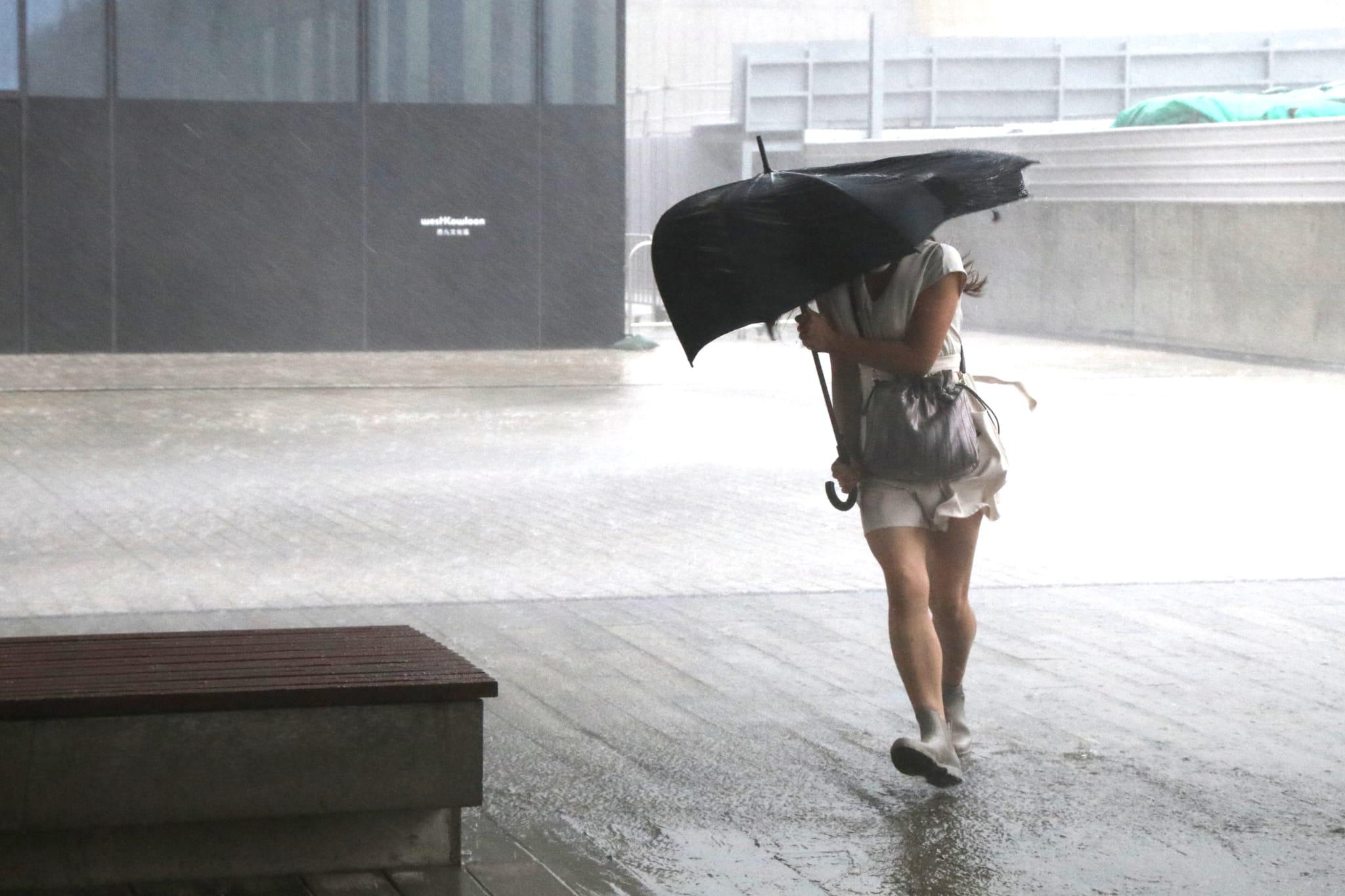 市民在大雨中步行。(林俊源攝)