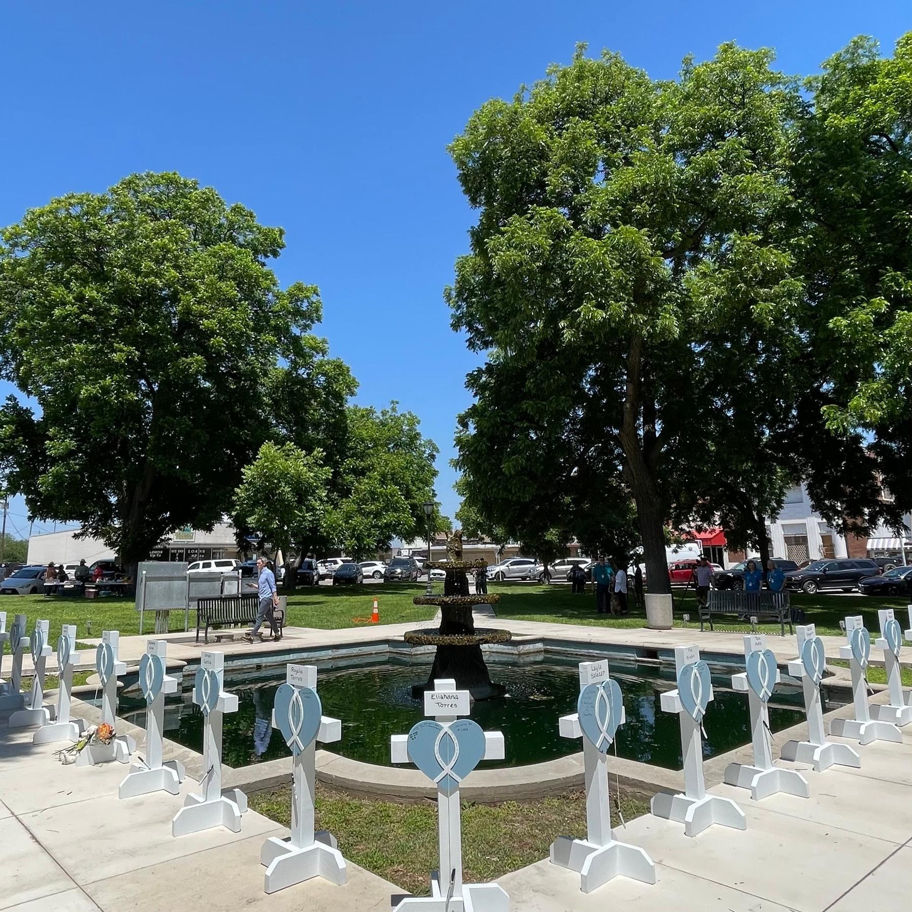 LCC K-9 Comfort Dogs派出8隻治療犬前往當地民眾在事發地舉行的悼念現場,撫慰在場的每位倖存者與受創家屬的心靈。(FB)