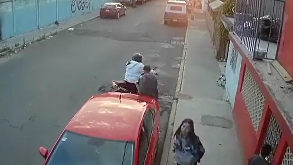 女友亦只好像若無其事地雙手插袋離開。(Twitter)