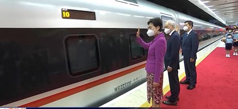 即將卸任的特首林鄭月娥在月台迎接。