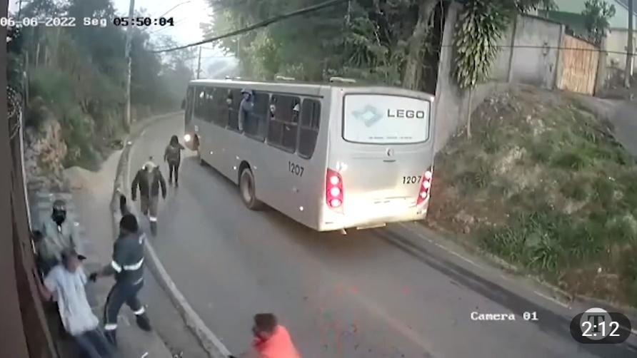 巴士大漢上前暴打匪徒。(Telegram)