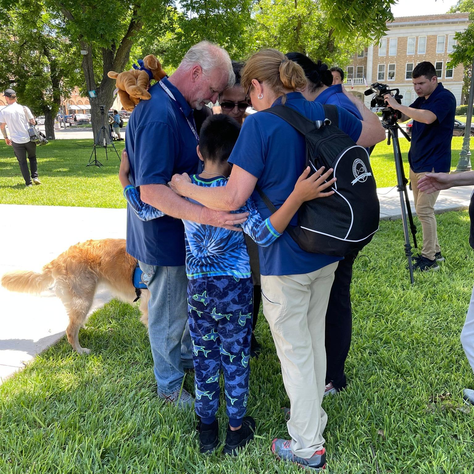 LCC K-9 Comfort Dogs派出8隻治療犬前往當地民眾在事發地舉行的悼念現場,撫慰在場的每位倖存者與受創家屬的心靈。(FB)