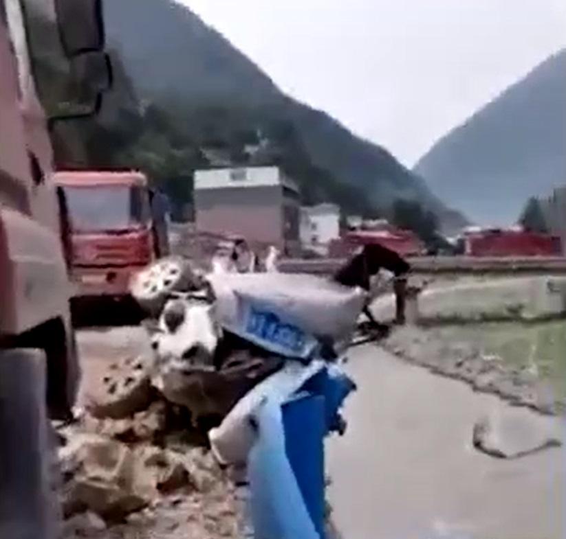 有車輛在地震中被毀。(微博截圖)