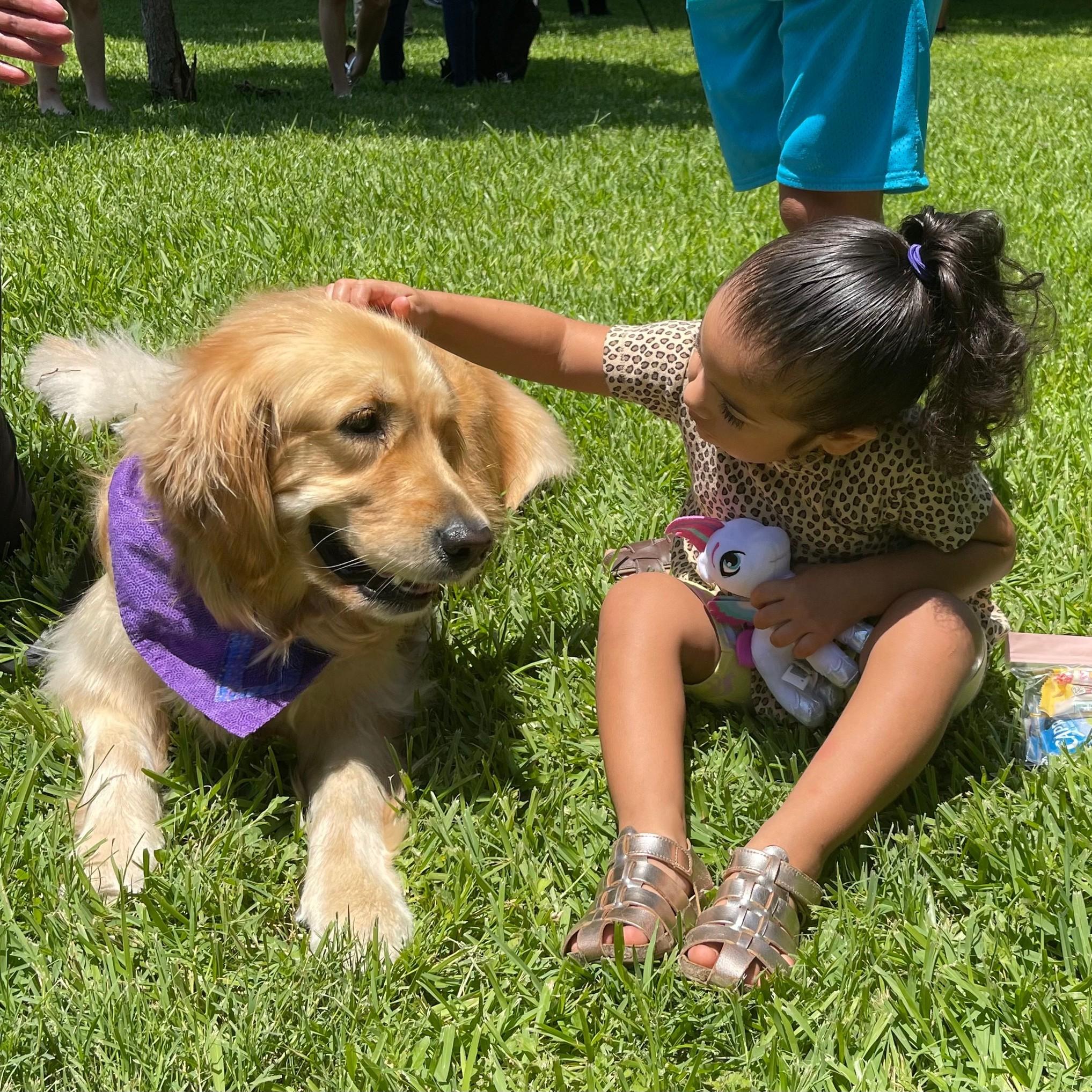 LCC K-9 Comfort Dogs派出8隻治療犬前往當地民眾在事發地舉行的悼念現場,撫慰在場的每位倖存者與受創家屬的心靈。(FB)