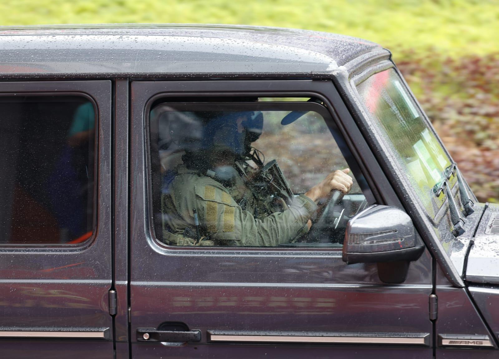 習近平乘坐車輛離開西九高鐵站,沿途有警車開路。(蘇文傑攝)