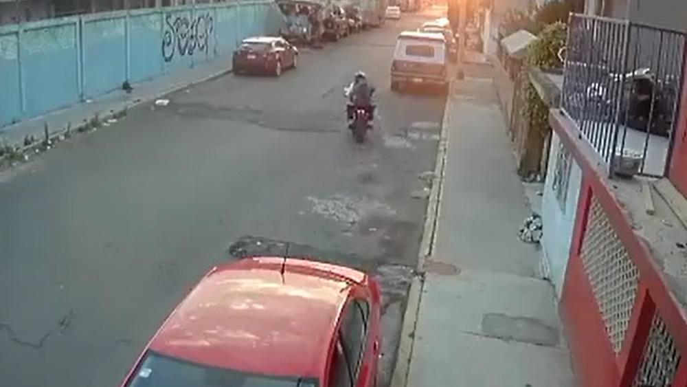 匪徒離去。(Twitter)