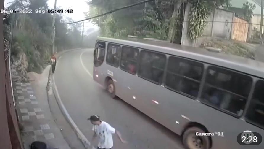 巴士駛經。(Telegram)