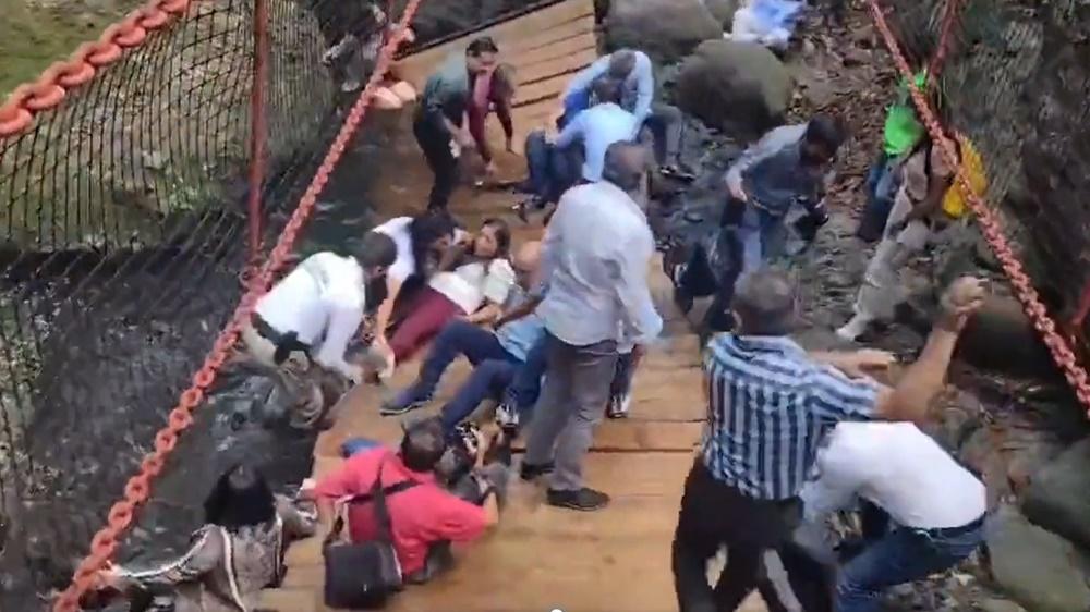 影片中可見一名男子在橋上跳了幾下,接著吊橋竟應聲斷裂。(Twitter)