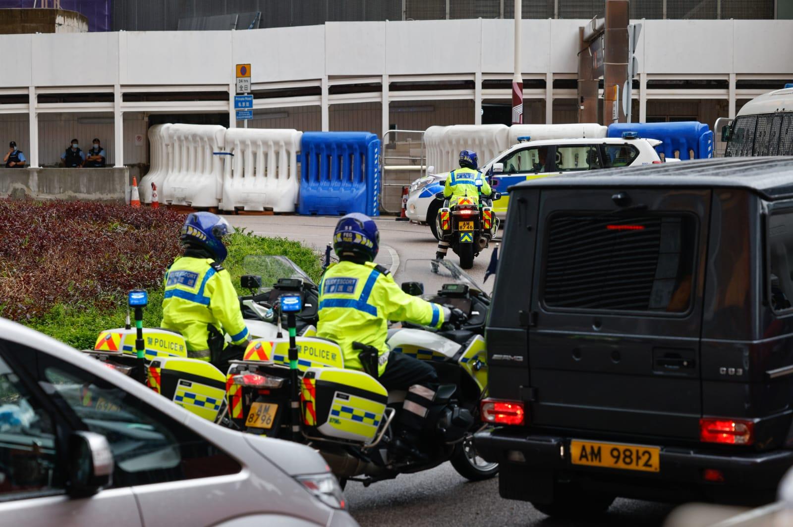 習近平乘坐車輛離開西九高鐵站,沿途有警車開路。(蘇文傑攝)