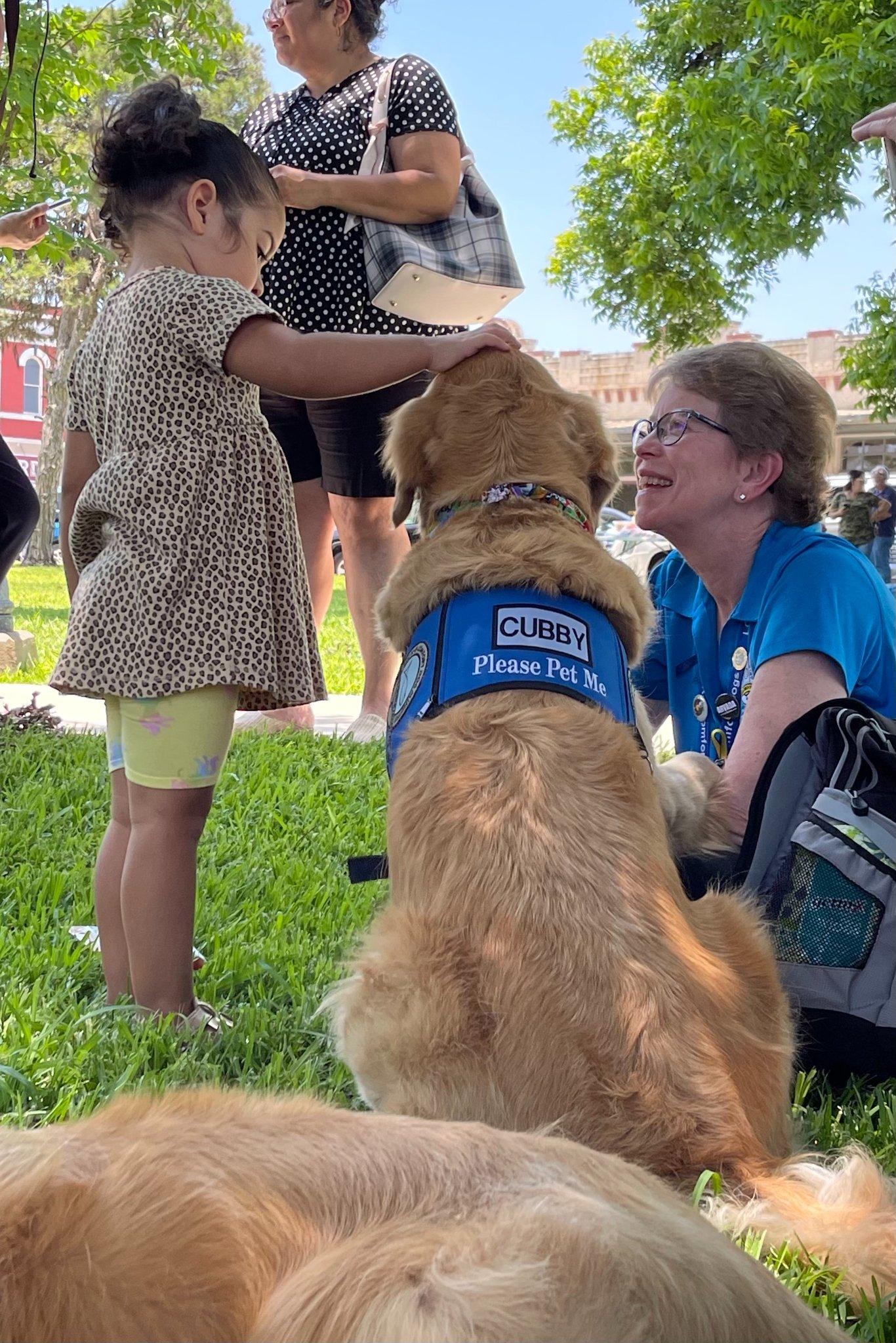 LCC K-9 Comfort Dogs派出8隻治療犬前往當地民眾在事發地舉行的悼念現場,撫慰在場的每位倖存者與受創家屬的心靈。(FB)
