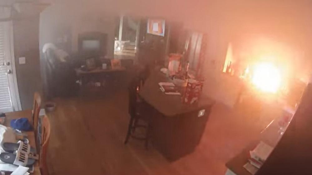 CCTV揭發係汪星人點火導致火警。(YouTube)