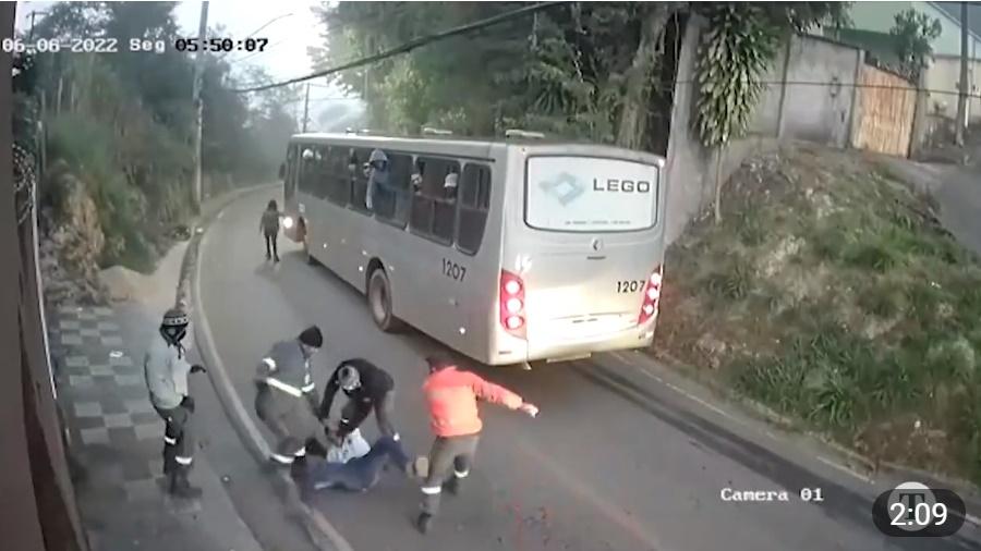 巴士大漢將匪徒打致倒地。(Telegram)