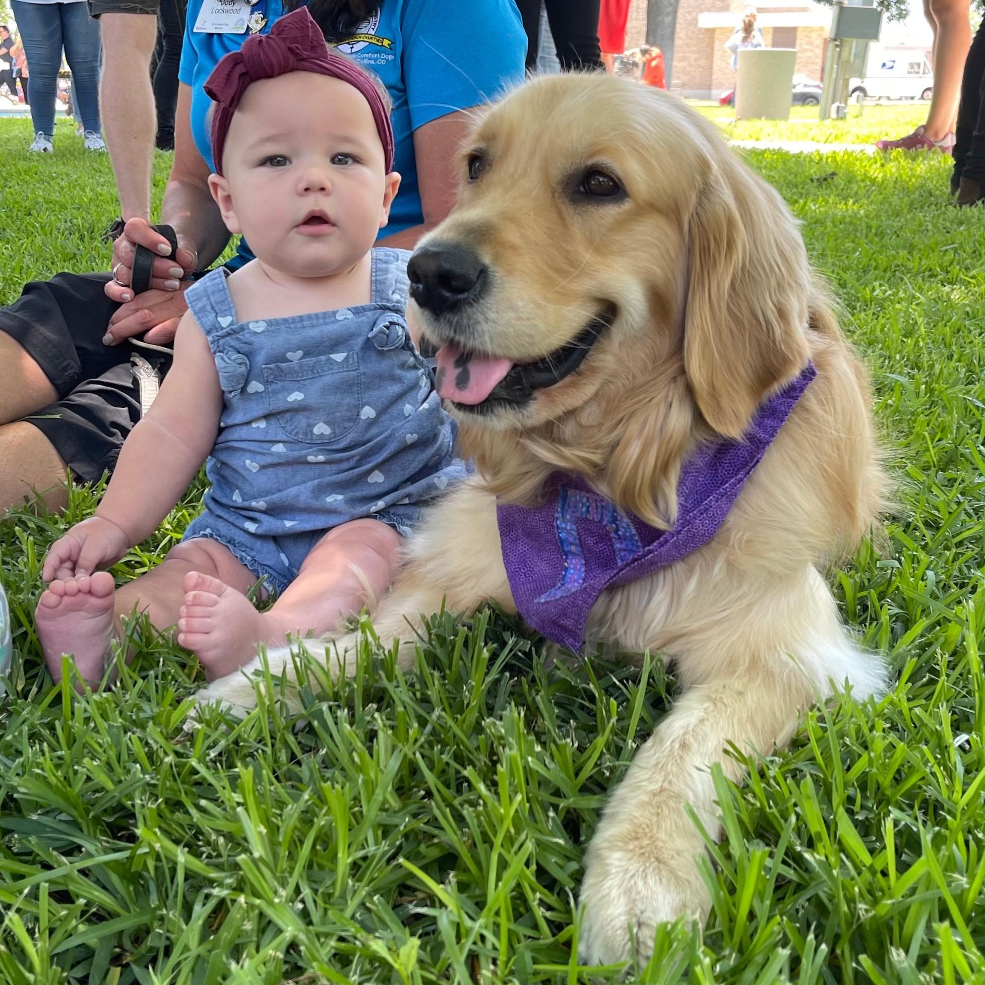 LCC K-9 Comfort Dogs派出8隻治療犬前往當地民眾在事發地舉行的悼念現場,撫慰在場的每位倖存者與受創家屬的心靈。(FB)