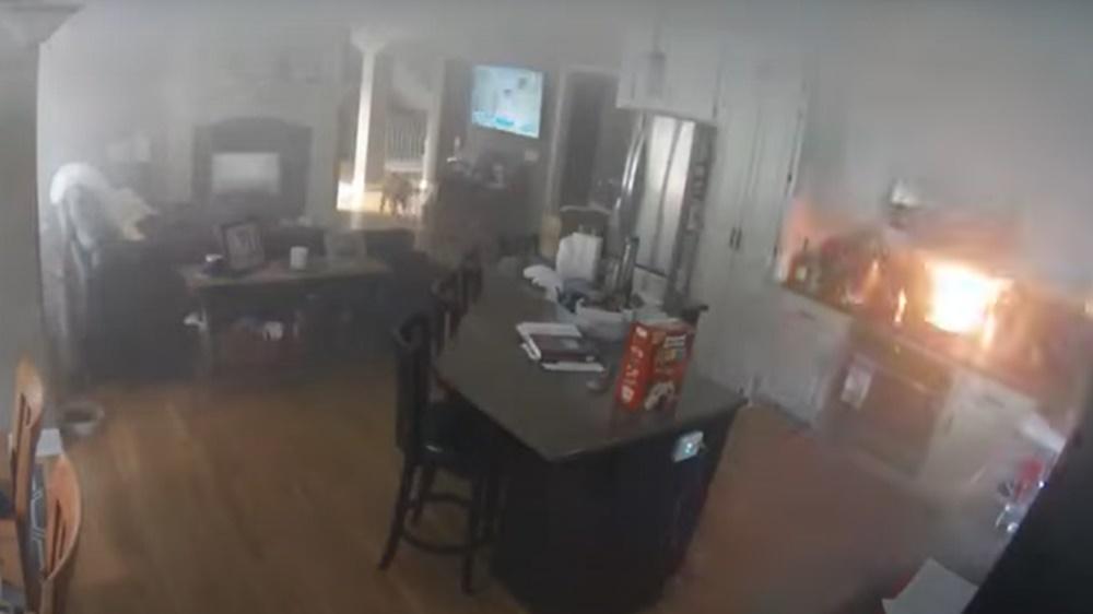 CCTV揭發係汪星人點火導致火警。(YouTube)