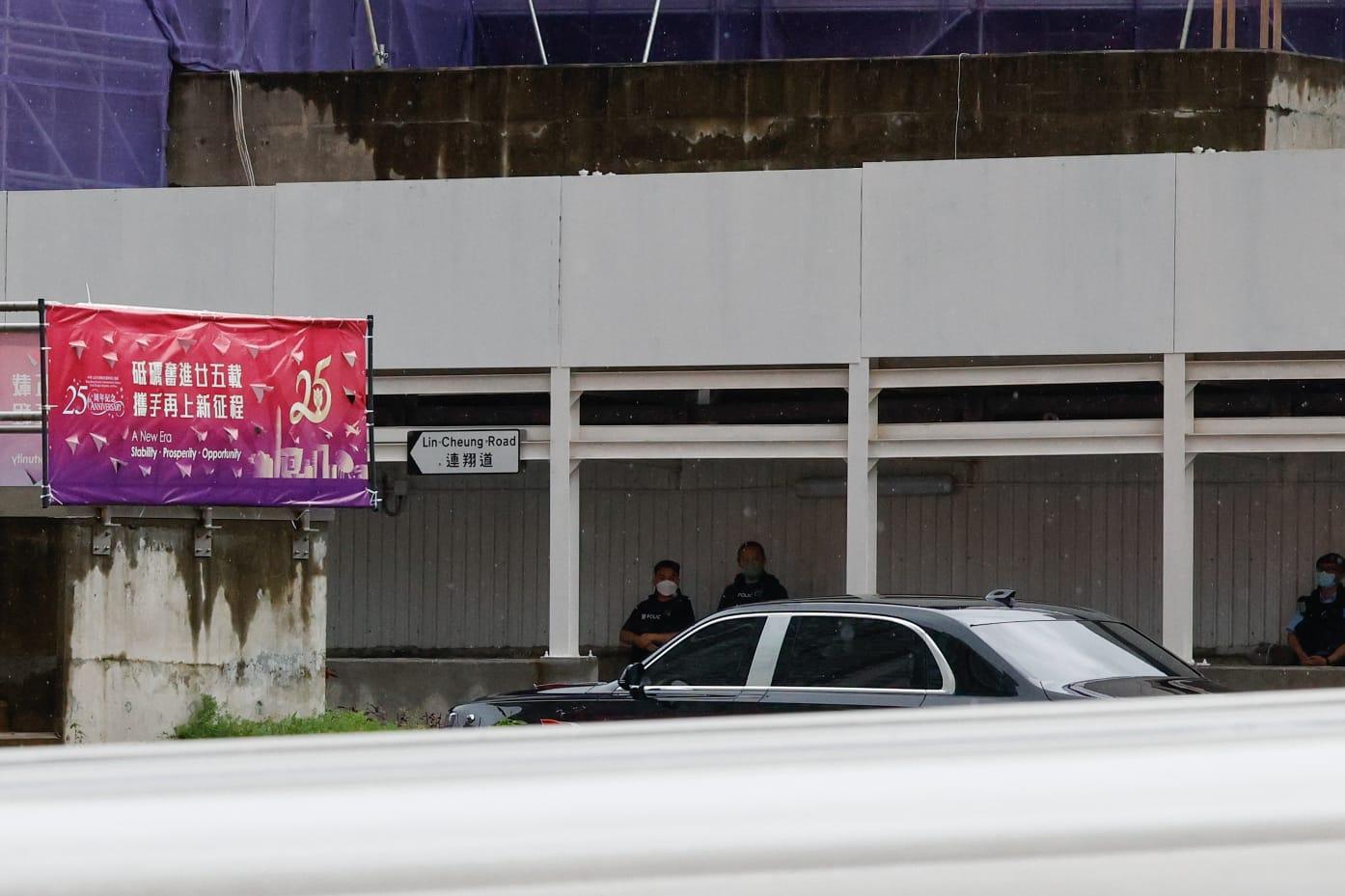 習近平乘坐車輛離開西九高鐵站,沿途有警車開路。(蘇文傑攝)