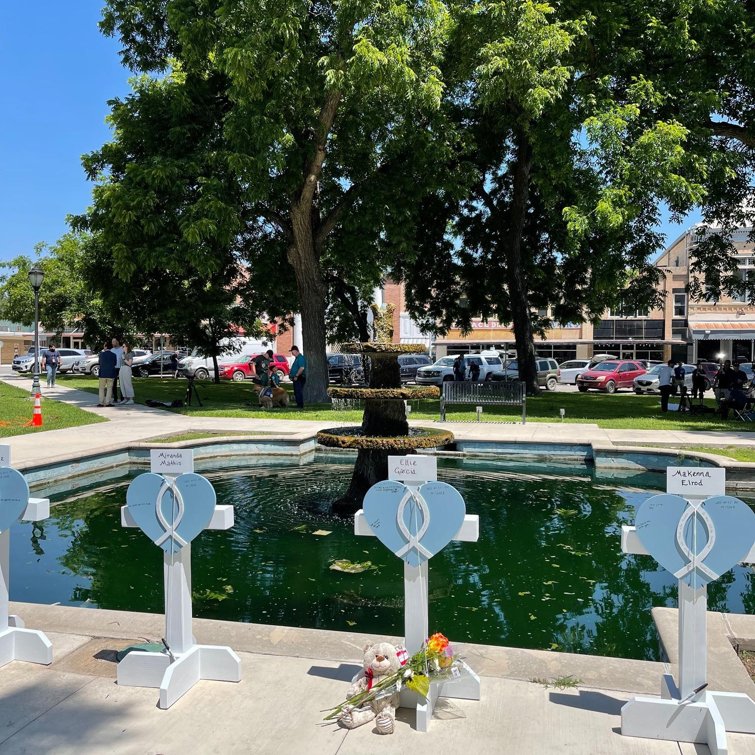 LCC K-9 Comfort Dogs派出8隻治療犬前往當地民眾在事發地舉行的悼念現場,撫慰在場的每位倖存者與受創家屬的心靈。(FB)