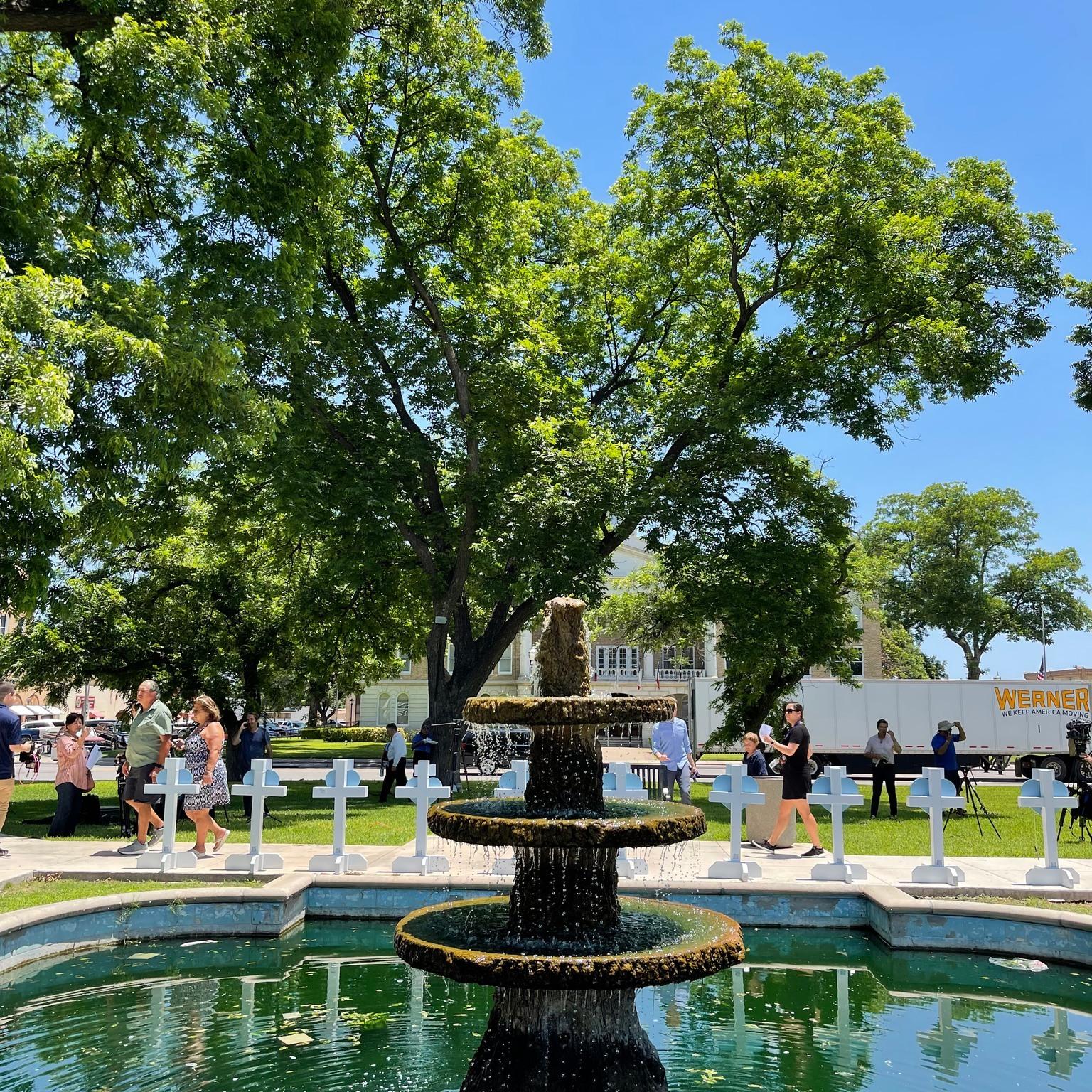 LCC K-9 Comfort Dogs派出8隻治療犬前往當地民眾在事發地舉行的悼念現場,撫慰在場的每位倖存者與受創家屬的心靈。(FB)