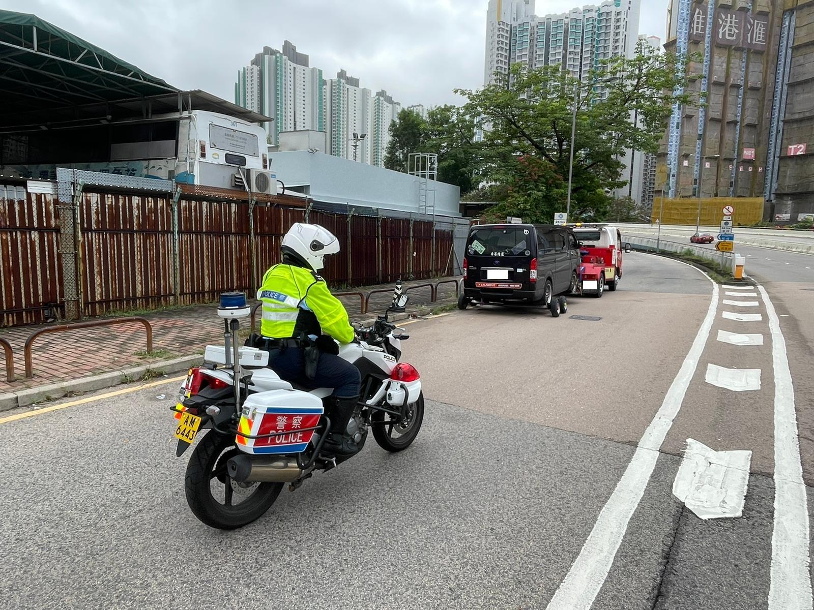 警方在西九龍打擊交通罪行,共發出了超過5,900張定額罰款通知書,及拖走33輛造成嚴重阻塞的車輛。(警方圖片)