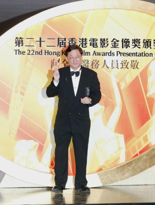 03年金像獎遇上沙士,但頒獎禮如期舉行,佈景版更有向醫護人員致敬的字眼。