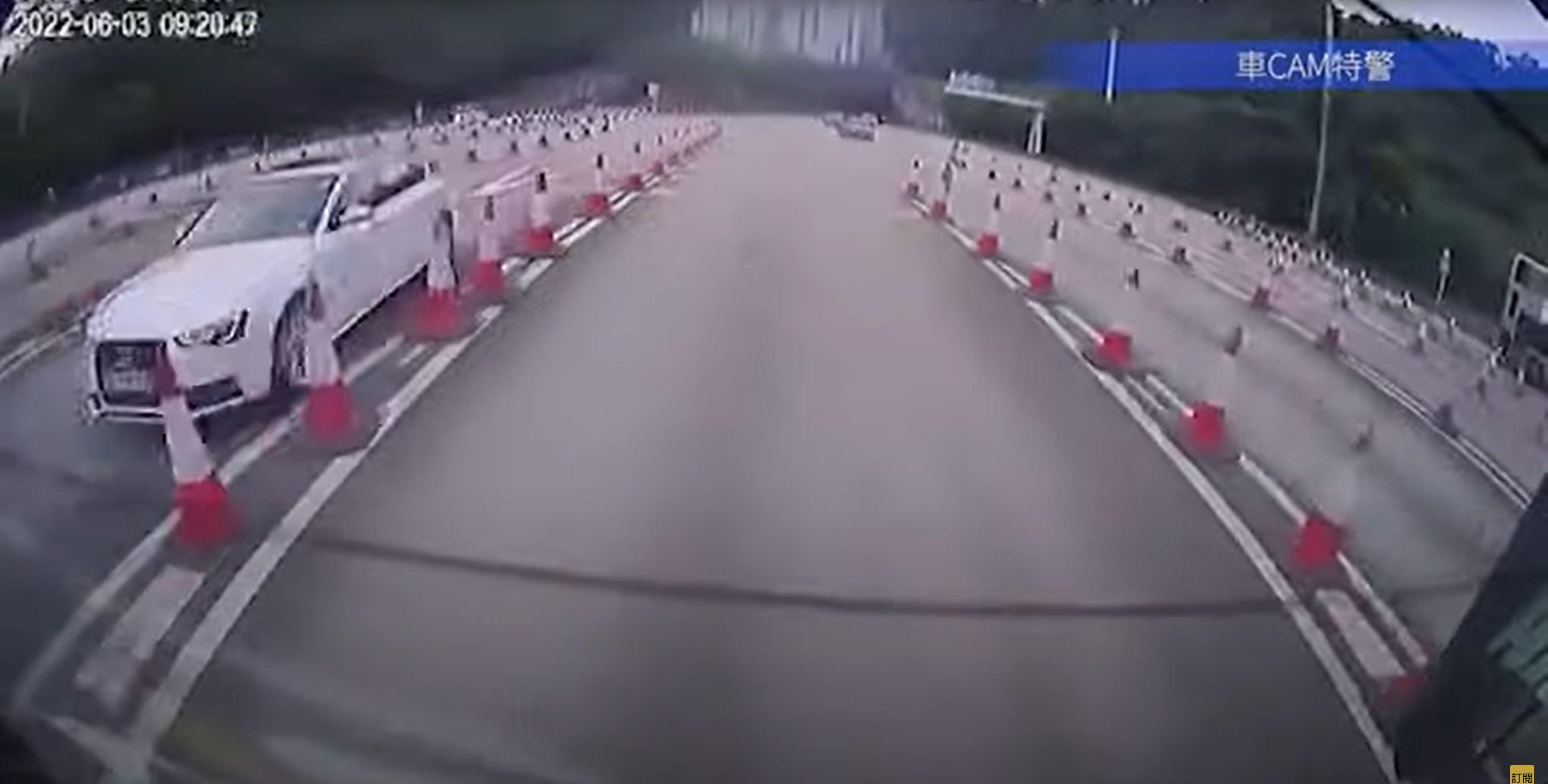 涉事Audi直線剷上收費亭的防撞壆。(網片截圖)